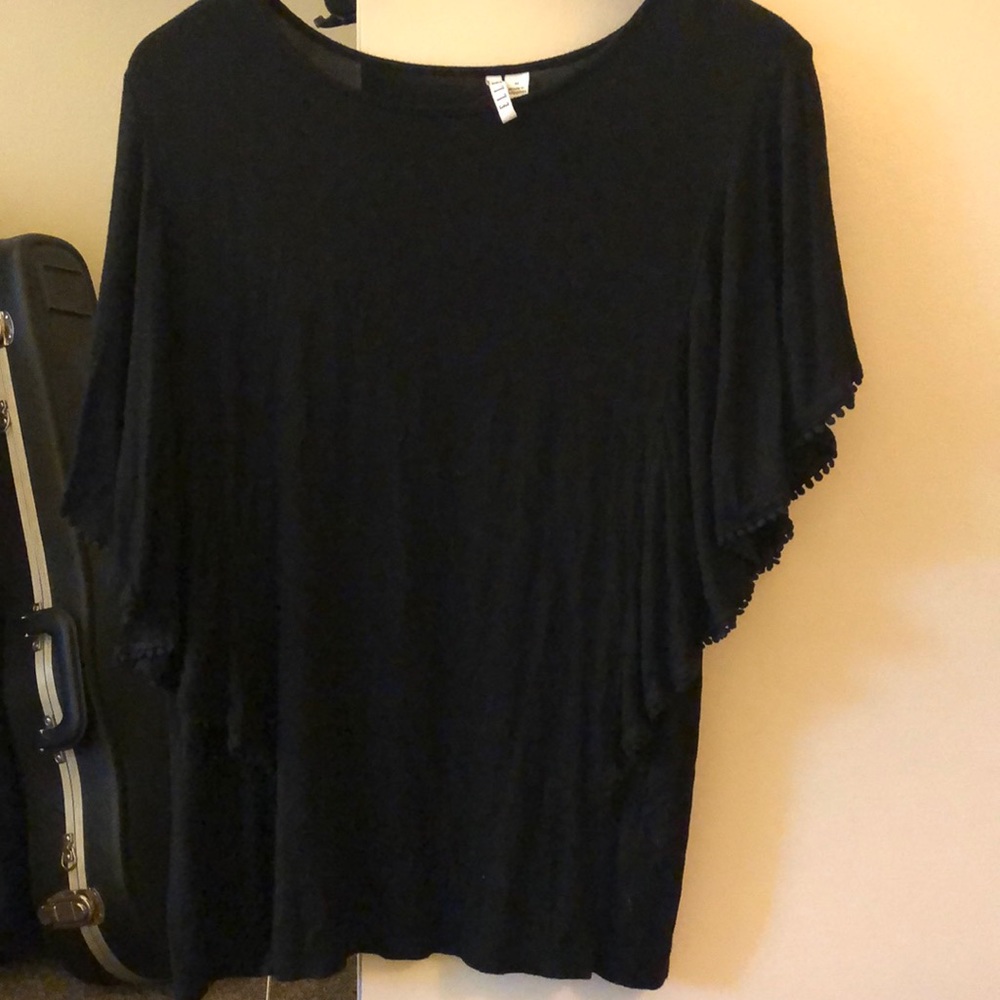 Elle black top with ruffled arms